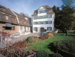 Remise, Haus zum Komitee, Frauenfelderstrasse 16c, Weinfelden: Inwiefern beeinflussen die vorhandenen Spuren dieses Hauses das Werk der eingeladenen Kunstschaffenden?
