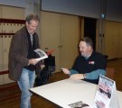 Martin Sinzig signiert sein Buch