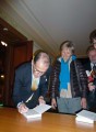 Peter Achten beim signieren seiner Bücher