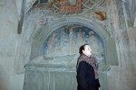 Frau Dr. Schnekenburger vor der Kreuzigung von Richental
